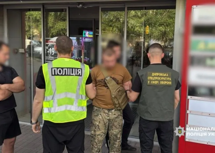 На Дніпропетровщині затримала військових начальникив, які вимагали 100 тисяч грн у солдата