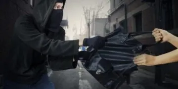 У Дніпрі чоловік напав на зупинці на жінку і пограбував її