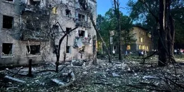Ракетний удар по Дніпру: люди опинилися заблоковані в будинку