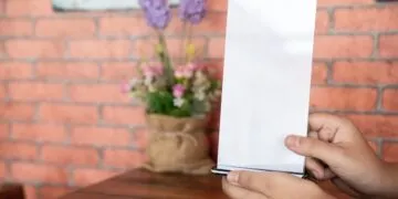 Как пластиковые подставки под меню влияют на продажи в ресторане?
