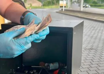 Погоня в Дніпрі: поліція на Набережній затримала крадіїв, які везли в авто сейф із грошима