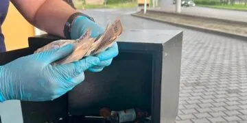 Погоня в Дніпрі: поліція на Набережній затримала крадіїв, які везли в авто сейф із грошима