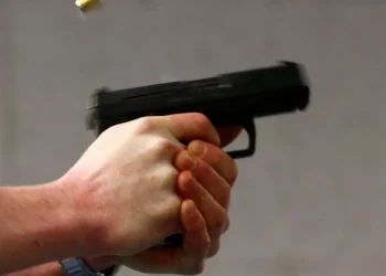 На центральній вулиці Дніпра чоловік влаштував стрілянину