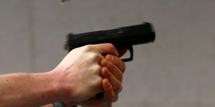 На центральній вулиці Дніпра чоловік влаштував стрілянину