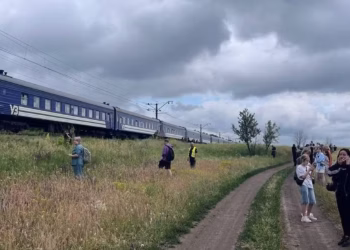 Потяг Львів - Запоріжжя застряг у дорозі, а електрички з Кривого Рогу не пускають до Дніпра: що відбувається