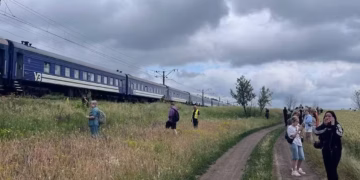 Потяг Львів - Запоріжжя застряг у дорозі, а електрички з Кривого Рогу не пускають до Дніпра: що відбувається