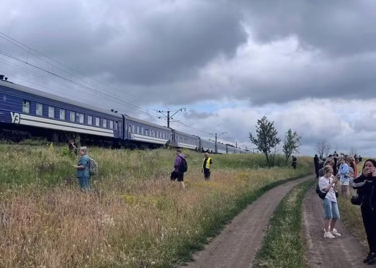Потяг Львів - Запоріжжя застряг у дорозі, а електрички з Кривого Рогу не пускають до Дніпра: що відбувається