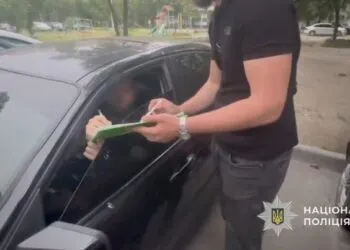 Зняв відео для соцмереж: у Дніпрі затримали блогера за незаконне носіння поліцейської форми