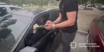 Зняв відео для соцмереж: у Дніпрі затримали блогера за незаконне носіння поліцейської форми
