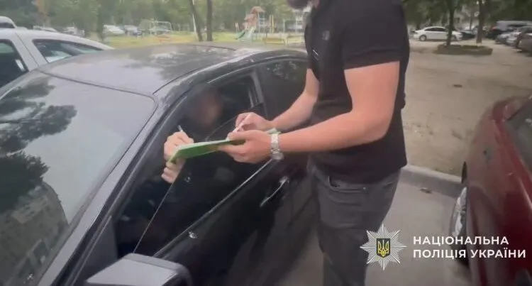 Зняв відео для соцмереж: у Дніпрі затримали блогера за незаконне носіння поліцейської форми