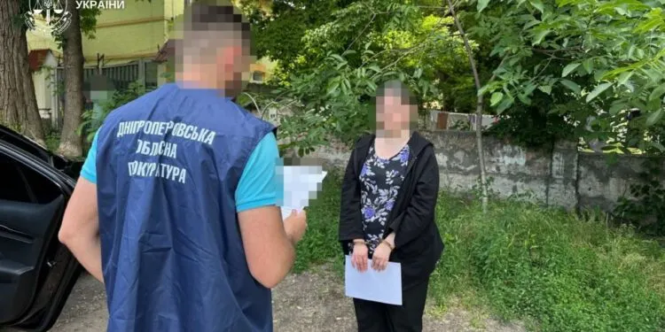Полювала на оборонні підприємства: СБУ піймала 32-річну зрадницю у Дніпрі