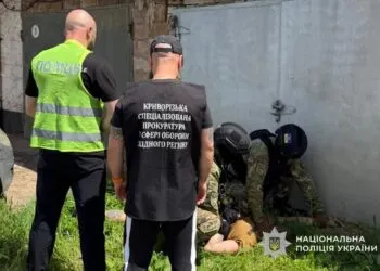 Втік із частини, щоб торгувати зброєю: на Дніпропетровщині затримали військового в СЗЧ