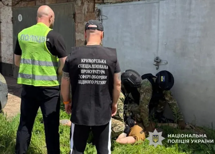 Втік із частини, щоб торгувати зброєю: на Дніпропетровщині затримали військового в СЗЧ