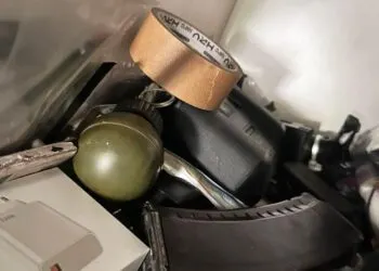 На Дніпропетровщині військовий кидав гранати з балкона багатоповерхівки