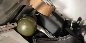 На Дніпропетровщині військовий кидав гранати з балкона багатоповерхівки