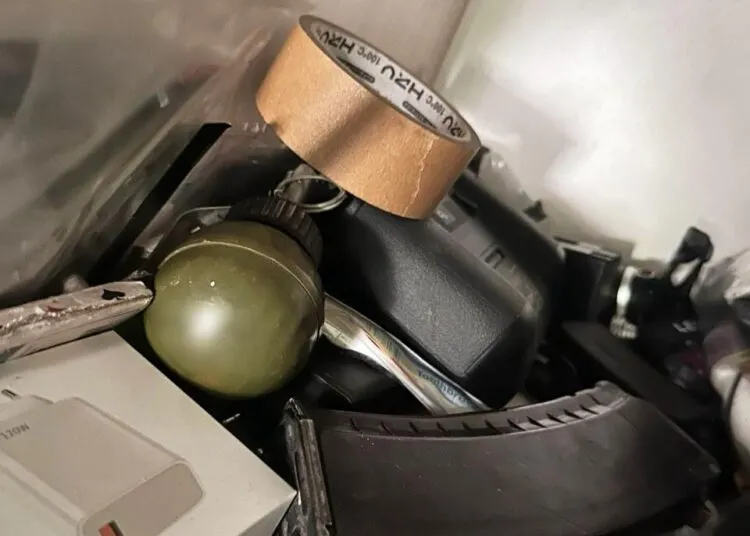 На Дніпропетровщині військовий кидав гранати з балкона багатоповерхівки