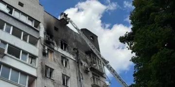 У Дніпрі російський дрон атакував багатоповерхівку: поранено двох дітей