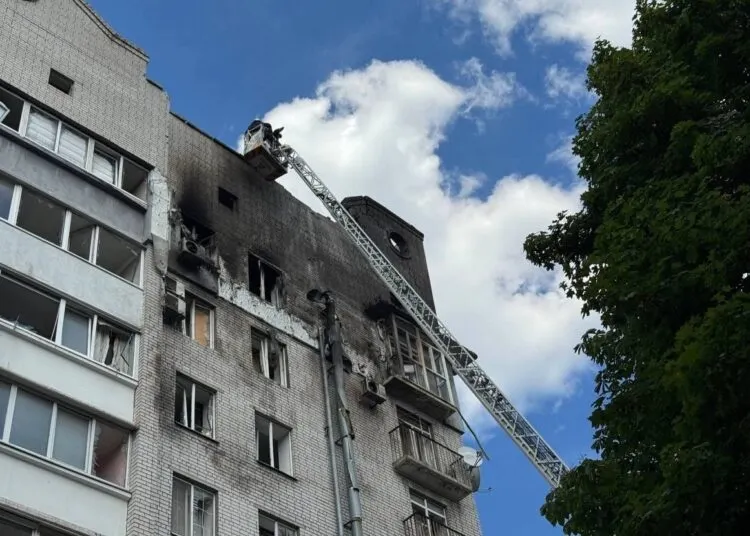 У Дніпрі російський дрон атакував багатоповерхівку: поранено двох дітей