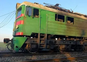 На Дніпропетровщині ворожий дрон атакував електровоз