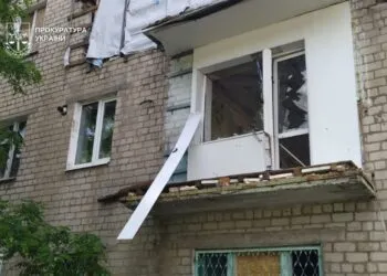 Росіяни атакували Дніпровський район: двоє поранених, горять склади
