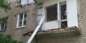 Росіяни атакували Дніпровський район: двоє поранених, горять склади
