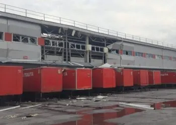 Повторний удар по терміналу "Нової пошти" у Дніпрі: люди цілі, посилки обіцяють компенсувати
