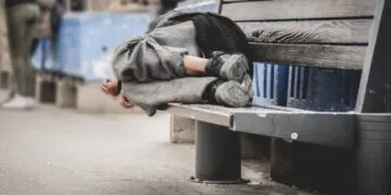 У Дніпрі дівчина-підліток з розгону штовхнула ногою безпритульного заради відео в соцмережах