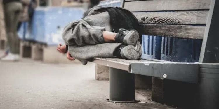 У Дніпрі дівчина-підліток з розгону штовхнула ногою безпритульного заради відео в соцмережах