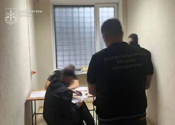 Вибивали тисячі доларів на "общак": на Дніпропетровщині вручили підозри тюремним авторитетам