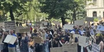 "Зеленський схаменися": у Дніпрі близько 300 людей вийшли на підтримку Михайла Федорова