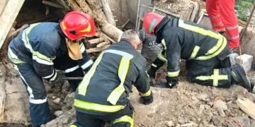На Дніпропетровщині обвалився дах житлового будинку: з-під завалів рятували чоловіка