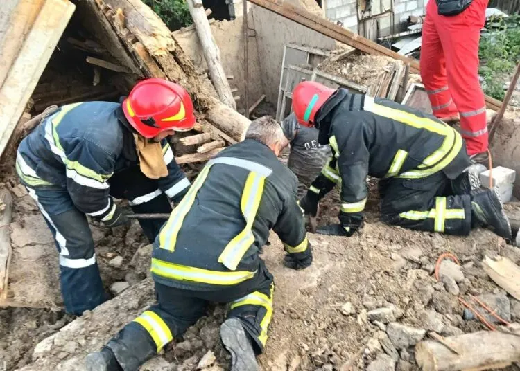 На Дніпропетровщині обвалився дах житлового будинку: з-під завалів рятували чоловіка