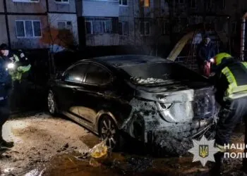 У Дніпрі жінка через ревнощі спалила чужу машину: деталі