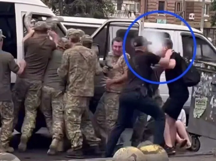 У Дніпрі під час конфлікту з ТЦК душили дівчину, а машини військових закидали камінням