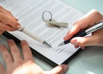 Як дніпрянам знайти офіційну роботу в Польщі: від оголошення до першого робочого дня