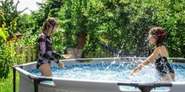 Як підтримувати воду в надувному басейні чистою: прості способи