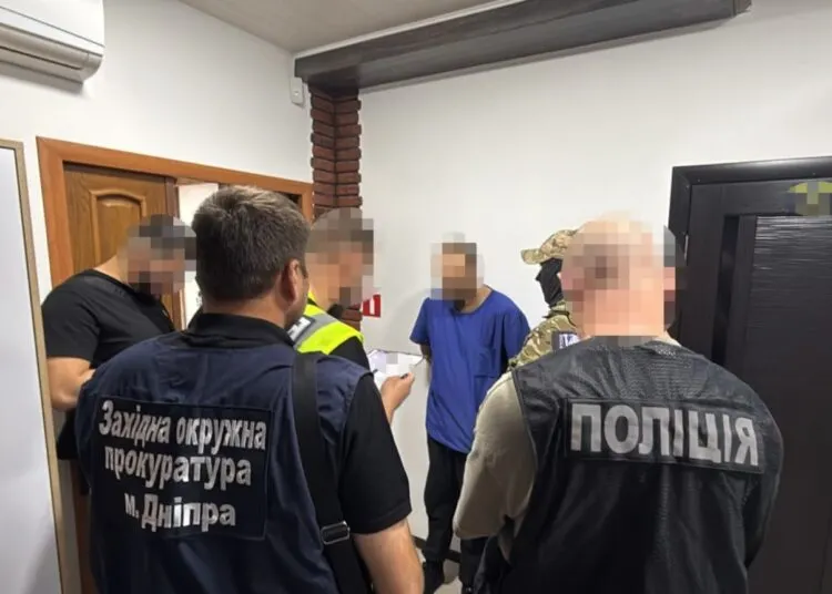 Вимагав 3000 доларів за законну інвалідність: у Дніпрі затримали лікаря-ортопеда
