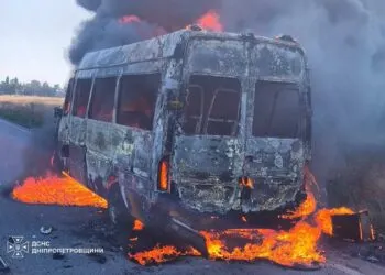 На Дніпропетровщині дрон влучив в пасажирський мікроавтобус: є постраждалі