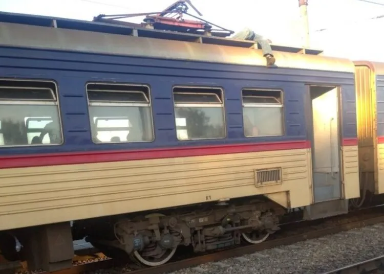 На Дніпропетровщині 13-річний хлопець загинув від удару струмом на даху електрички