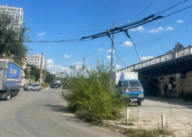 Пошкодив контактну мережу та зник: у Дніпрі затримали водія