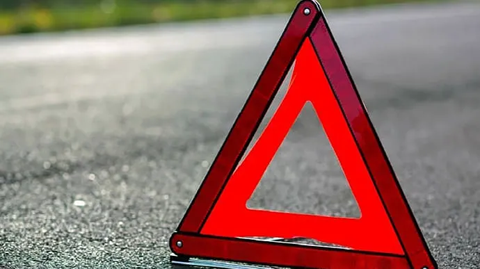 Зіткнення автобуса та вантажівки на Дніпропетровщині: двоє людей дістали травми