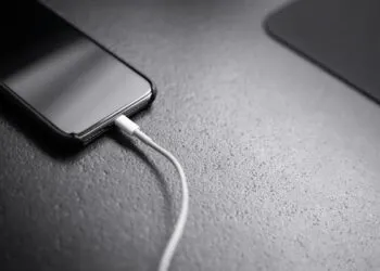 Як вибрати надійний кабель для iPhone: сумісність, потужність і ресурс роз'єму