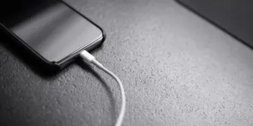 Як вибрати надійний кабель для iPhone: сумісність, потужність і ресурс роз'єму