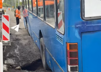 В Дніпрі автобус застряг посеред дороги