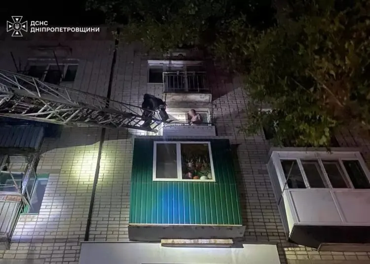На Дніпропетровщині рятувальники врятували двох підлітків під час пожежі