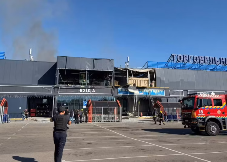 В передмісті Дніпра ворожий удар спричинив пожежу в гіпермаркеті