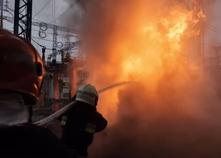 На Дніпропетровщині без світла залишаються тисячі абонентів