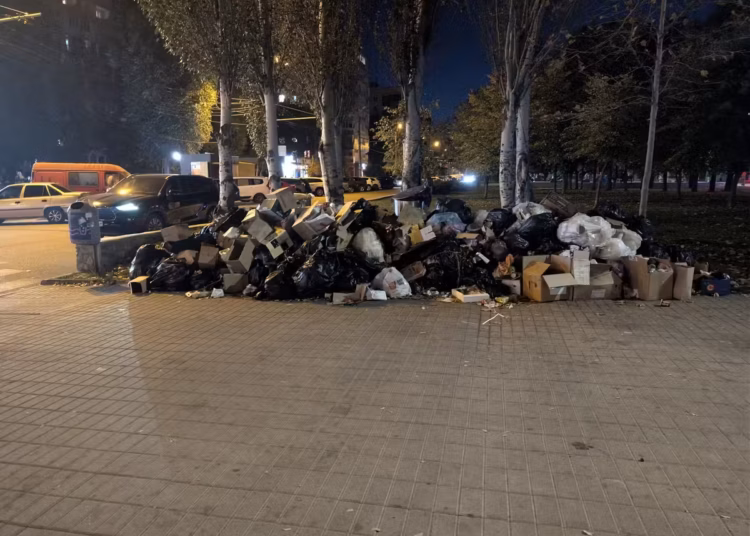 В Дніпрі біля підземних баків накопичуються відходи на Перемозі