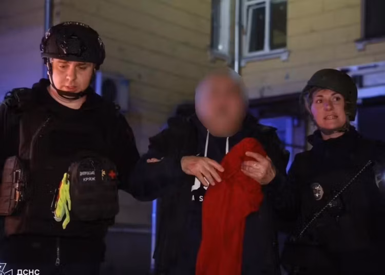 На Дніпрі ракета пошкодила будівлю: у ДСНС показали фото наслідків