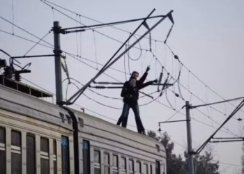 В Дніпрі зняли на відео підлітків, які чіплялися за трамвай під час дощу